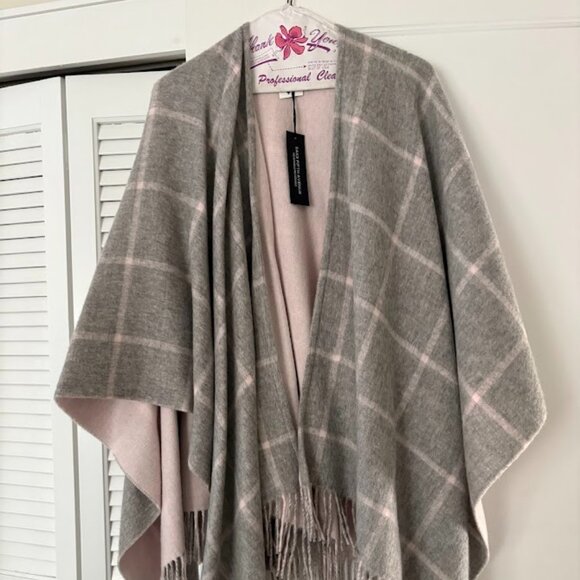 Saks Fifth Avenue Reversible Shoal - Picture 1 of 1